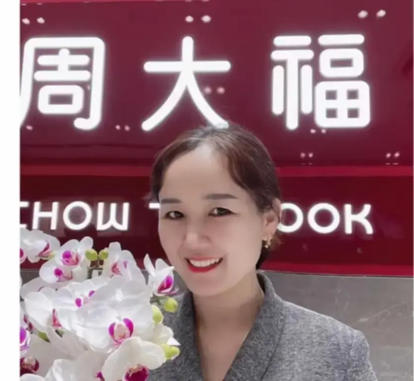盐城周大福金店一拖三事件完整版视频-射阳周大福门店一拖三全程回顾-周大福一拖三附完整版视频在线观看